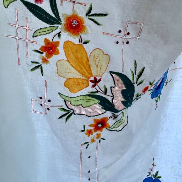Gorgeous Colourful Floral Embroidered Large Tablecloth - Picture 4 of 14